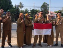 Gelorakan Nasionalisme, Diskominfo Kalsel Turun ke Jalan Bagikan Bendera Merah Putih Sambut HUT RI