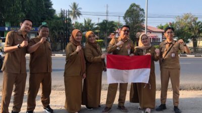 Gelorakan Nasionalisme, Diskominfo Kalsel Turun ke Jalan Bagikan Bendera Merah Putih Sambut HUT RI