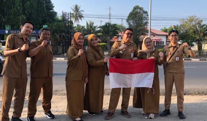 Gelorakan Nasionalisme, Diskominfo Kalsel Turun ke Jalan Bagikan Bendera Merah Putih Sambut HUT RI