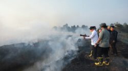 Gubernur H. Muhidin Bersama Jajaran Forkopimda Turun Langsung Padamkan Api Karhutla di Kawasan Pengayuan Banjarbaru