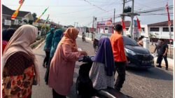 Sambut HUT RI ke-81, BPBD dan PKK Rantau Selatan Bagikan Bendera Merah Putih kepada Pengguna Jalan
