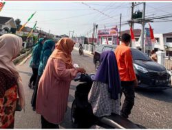 Sambut HUT RI ke-81, BPBD dan PKK Rantau Selatan Bagikan Bendera Merah Putih kepada Pengguna Jalan