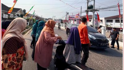 Sambut HUT RI ke-81, BPBD dan PKK Rantau Selatan Bagikan Bendera Merah Putih kepada Pengguna Jalan