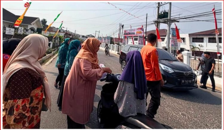 Sambut HUT RI ke-81, BPBD dan PKK Rantau Selatan Bagikan Bendera Merah Putih kepada Pengguna Jalan