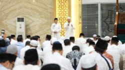 Gubernur H. Muhidin Bersama Ulama, Forkopimda dan Masyarakat Salat Hajat di Masjid Syekh Muhammad Arsyad Al Banjari