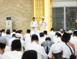 Gubernur H. Muhidin Bersama Ulama, Forkopimda dan Masyarakat Salat Hajat di Masjid Syekh Muhammad Arsyad Al Banjari