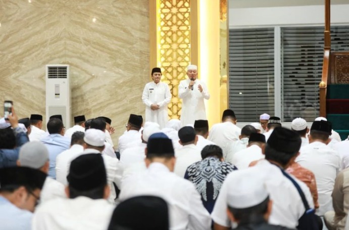 Gubernur H. Muhidin Bersama Ulama, Forkopimda dan Masyarakat Salat Hajat di Masjid Syekh Muhammad Arsyad Al Banjari