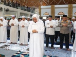 Dipimpin Imam H. Ahmad Sawiti, Sholat Perdana Masjid Syekh Muhammad Arsyad Al Banjari Dipadati Jamaah