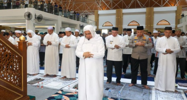 Dipimpin Imam H. Ahmad Sawiti, Sholat Perdana Masjid Syekh Muhammad Arsyad Al Banjari Dipadati Jamaah