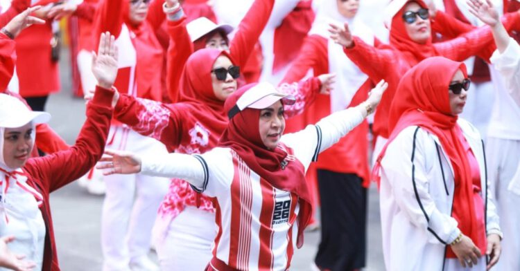 Ketua TP PKK Hj. Fathul Jannah Senam Ceria Dirangkai Sosialiasi Sosialisasi Gerakan Keluarga Sehat Tanggap dan Tangguh Bencana (GKSTTB)