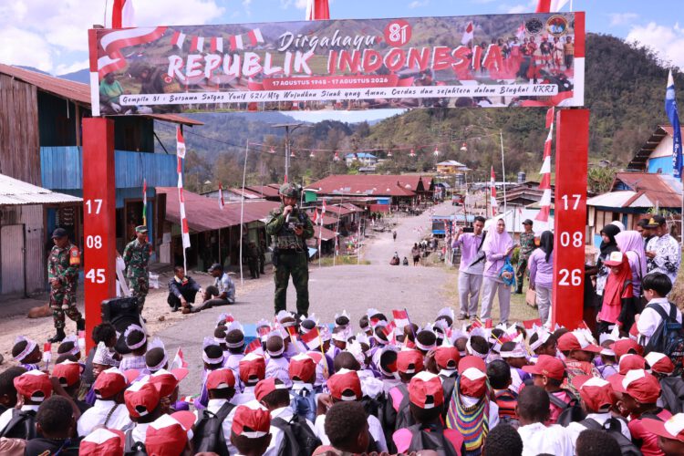 Tumbuhkan Cinta Tanah Air, Satgas Yonif 621/Manuntung Semarakkan HUT ke-81 RI di Sinak