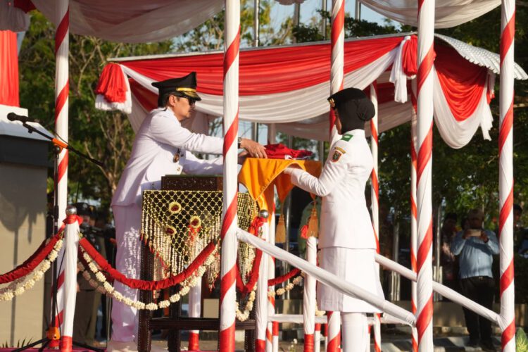 Berlangsung Khitmad, Wagub Kalsel Hasnuryadi Pimpin Upacara Penurunan Bendera HUT RI ke-81