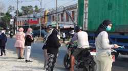 Disperkim Kalsel Bagikan Masker Gratis, Lindungi Warga dari Dampak Kabut Asap Karhutla