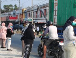 Lindungi Warga dari Dampak Kabut Asap Karhutla, Disperkim Kalsel Bagikan Masker Gratis