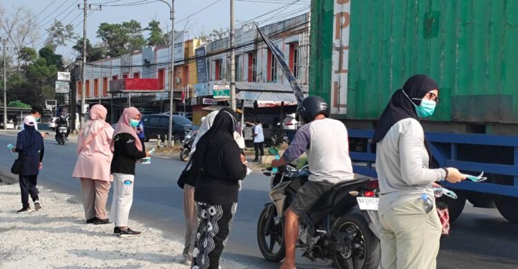 Disperkim Kalsel Bagikan Masker Gratis, Lindungi Warga dari Dampak Kabut Asap Karhutla