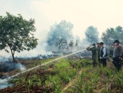 Danrem 101/Ant Bersama Gubernur Kalsel, Dampingi KSAL Terjun Langsung Tangani Karhutla di Guntung Damar Banjarbaru