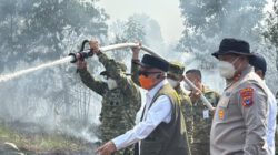Gubernur H. Muhidin Dampingi Staf Khusus Presiden H. Andi Samsudin Arsyad dan KSAL Laksamana TNI Dr. Muhammad Ali Tinjau dan Padamkan Titik Api