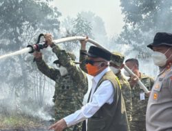 Gubernur H. Muhidin Dampingi Staf Khusus Presiden H. Andi Samsudin Arsyad dan KSAL Laksamana TNI Dr. Muhammad Ali Tinjau dan Padamkan Titik Api