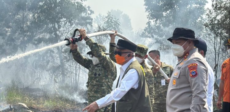 Gubernur H. Muhidin Dampingi Staf Khusus Presiden H. Andi Samsudin Arsyad dan KSAL Laksamana TNI Dr. Muhammad Ali Tinjau dan Padamkan Titik Api