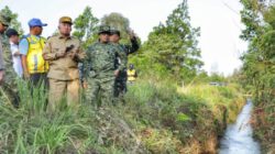 Gubernur H. Muhidin Cek Langsung Saluran Irigasi di Cindai Alus, Pastikan Airnya Tersedia dan Bisa Mengalir ke Lokasi Kebakaran