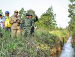 Gubernur H. Muhidin Cek Langsung Saluran Irigasi di Cindai Alus, Pastikan Airnya Tersedia dan Bisa Mengalir ke Lokasi Kebakaran