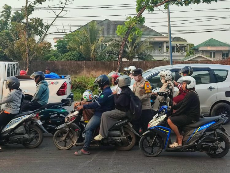 Polsek Banjarmasin Utara Bagikan 500 Masker kepada Masyarakat, Cegah Dampak Kabut Asap dan Karhutla