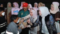 Hj. Fathul Jannah Muhidin Kunjungi Relawan Karhutla, Bagikan Makanan dan Berpesan Jaga Keselamatan serta Kesehatan Selama Bertugas
