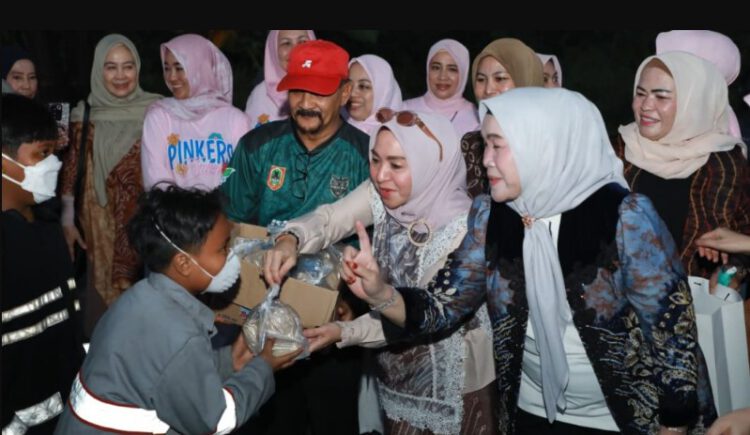 Hj. Fathul Jannah Muhidin Kunjungi Relawan Karhutla, Bagikan Makanan dan Berpesan Jaga Keselamatan serta Kesehatan Selama Bertugas