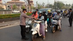 Peduli Kesehatan Warga, Polsek Banjarmasin Utara Bagikan 1.000 Masker di Bundaran Kayu Tangi