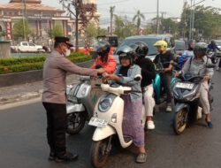 Peduli Kesehatan Warga, Polsek Banjarmasin Utara Bagikan 1.000 Masker di Bundaran Kayu Tangi