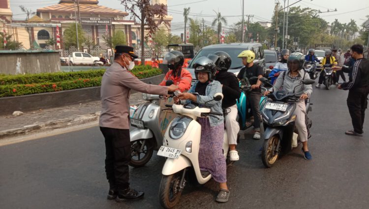 Peduli Kesehatan Warga, Polsek Banjarmasin Utara Bagikan 1.000 Masker di Bundaran Kayu Tangi