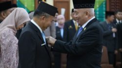 Gubernur H. Muhidin Menganugerahkan Penghargaan Satyalencana Karya Satya kepada 985 ASN Pemprov Kalsel