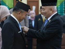 Gubernur H. Muhidin Menganugerahkan Penghargaan Satyalencana Karya Satya kepada 985 ASN Pemprov Kalsel