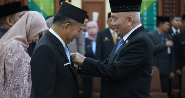 Gubernur H. Muhidin Menganugerahkan Penghargaan Satyalencana Karya Satya kepada 985 ASN Pemprov Kalsel