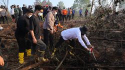 Gubernur Kalsel H. Muhidin dan Mahasiswa Padamkan Bara di Lahan Gambut dengan Injection Menggunakan Pipa Suntik