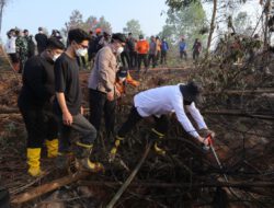 Gubernur Kalsel H. Muhidin dan Mahasiswa Padamkan Bara di Lahan Gambut dengan Injection Menggunakan Pipa Suntik