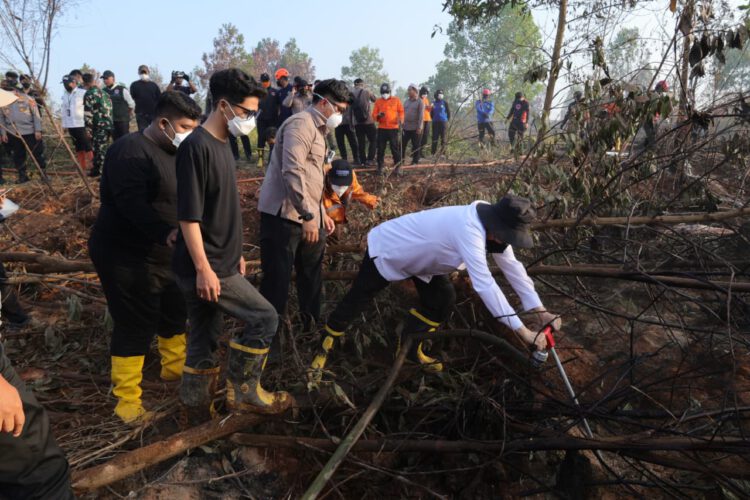 Gubernur Kalsel H. Muhidin dan Mahasiswa Padamkan Bara di Lahan Gambut dengan Injection Menggunakan Pipa Suntik