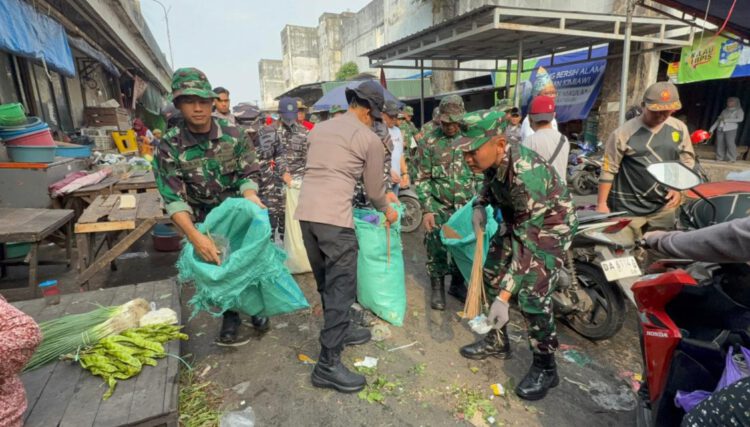 Pimpin Karya Bakti Peduli Sampah di Pasar Antasari, Danrem 101/Ant Ajak Masyarakat Wujudkan Lingkungan Bersih dan Sehat