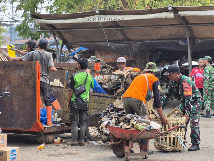 Peduli Lingkungan, Kodim HST Bersama Lintas Instansi Bersihkan Pasar Barabai