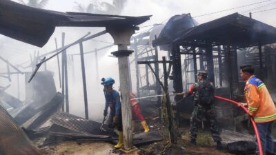 Sigap Tangani Kebakaran, Babinsa Bersama BPK dan Warga Padamkan Api di Aluan Bakti
