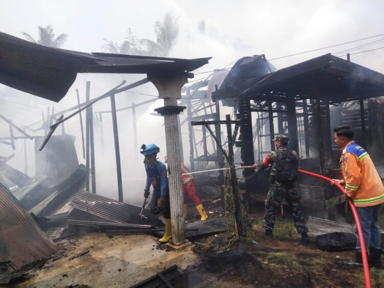 Sigap Tangani Kebakaran, Babinsa Bersama BPK dan Warga Padamkan Api di Aluan Bakti