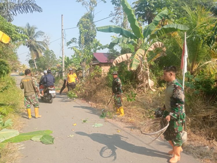 Wujud Kemanunggalan TNI-Rakyat, Koramil Haruyan Bersama Warga Bersihkan Parit