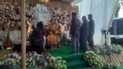 Penuh Kekeluargaan, Plt Kepsek SDN 30 Bilah Barat Bersama Guru dan Siswa Hadiri Resepsi Pernikahan Ahmad Haris dan Eva Liana
