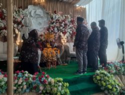 Penuh Kekeluargaan, Plt Kepsek SDN 30 Bilah Barat Bersama Guru dan Siswa Hadiri Resepsi Pernikahan Ahmad Haris dan Eva Liana