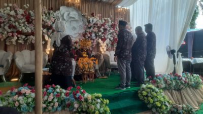 Penuh Kekeluargaan, Plt Kepsek SDN 30 Bilah Barat Bersama Guru dan Siswa Hadiri Resepsi Pernikahan Ahmad Haris dan Eva Liana