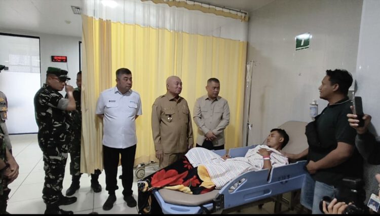 Gubernur H. Muhidin Jenguk Korban Kapal Virgo Transport 8 di Rumah Sakit, Perintahkan Pelayanan Secepatnya untuk Korban