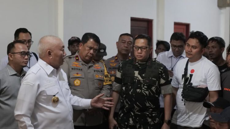 Kunjungi Korban KM Virgo Transport 8; Gubernur Kalsel H. Muhidin Serahkan Bantuan Uang Pribadi