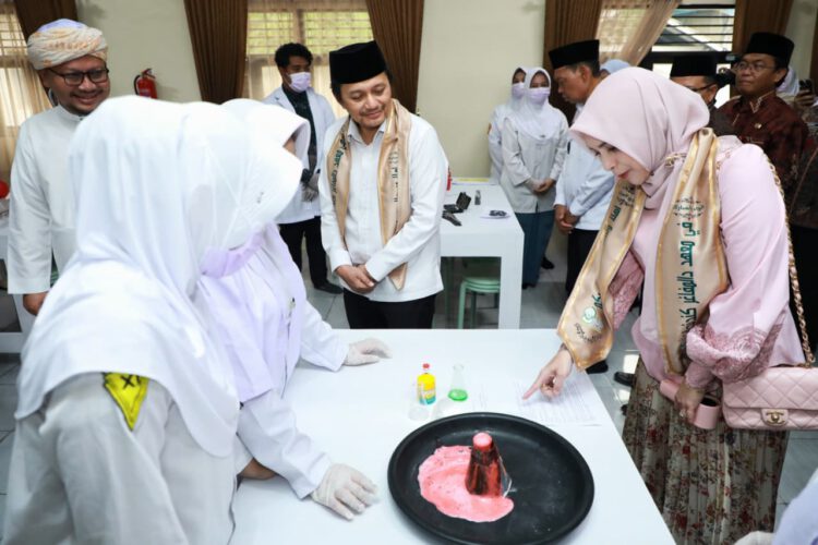 Wagub Kalsel Hasnuryadi Berikan Motivasi ke Mahasiswa dalam Seminar Kebangsaan dan Kuliah Perdana Institut Agama Islam KHAS Al-Arsyadi Kandangan