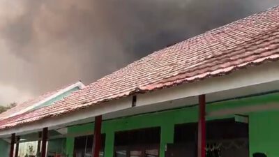 Kebakaran Lahan Mendekati SMAN 1 Alalak, Api Terlihat di Belakang Politeknik Hasnur
