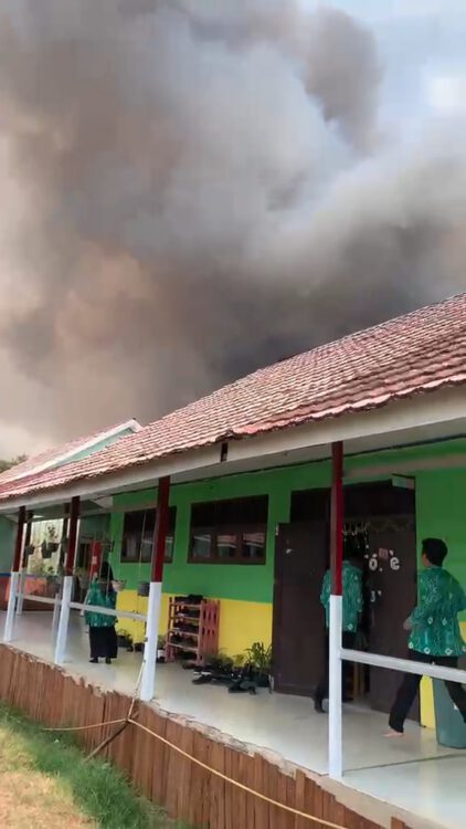 Kebakaran Lahan Mendekati SMAN 1 Alalak, Api Terlihat di Belakang Politeknik Hasnur